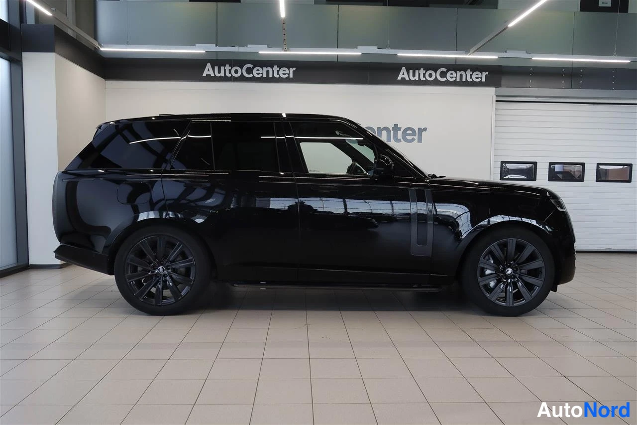 Sivulta: Mustan Land Rover Range Roverin sivunäkymä vasemmalta puolelta AutoCenter-hallissa.