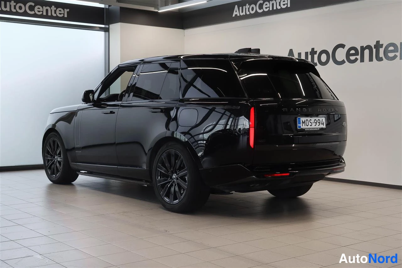 Takaviisto: Musta Land Rover Range Rover takakulma, rekisterikilpi ja RANGE ROVER -teksti peräosassa.