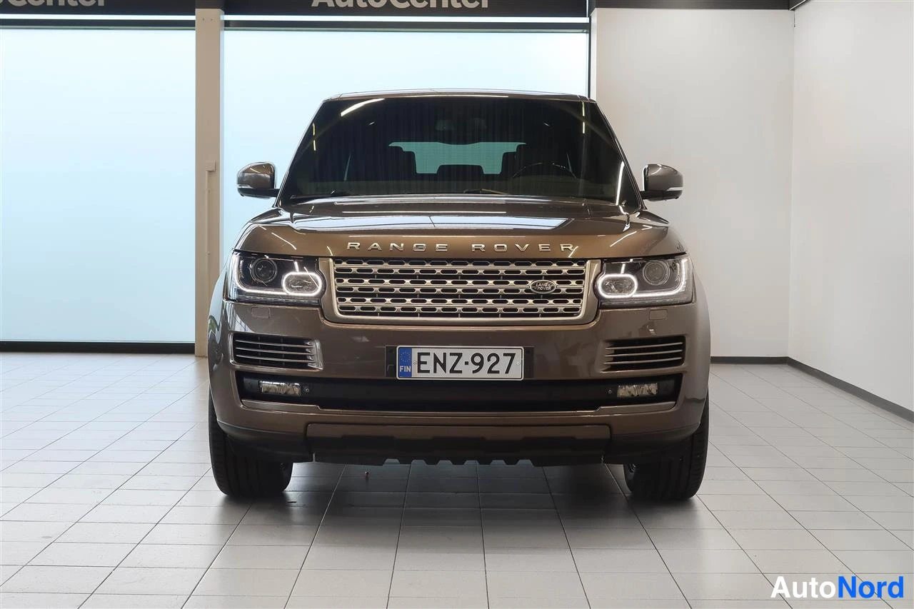 Edestä: Land Rover Range Roverin etunäkymä sisätiloissa, rekisteritunnus.