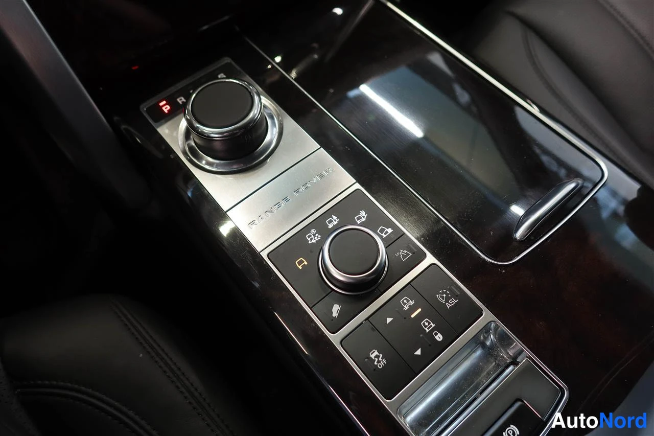 Muu: Keskinäisen keskikonsolin napit ja Terrain Response -säätörulla, Range Rover -teksti, mustaa kiiltävää paneelia ja nahkaa.