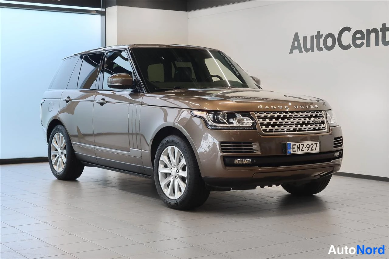 Etuviisto, nokka oikealle: Land Rover Range Rover etukulmasta oikealle, pruunimetallivärinen, rekisteritunnus