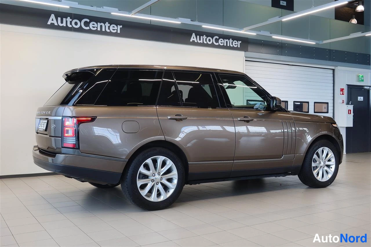 Takaviisto: Takakolmasosa Land Rover Range Roverista AutoCenter-tilassa.
