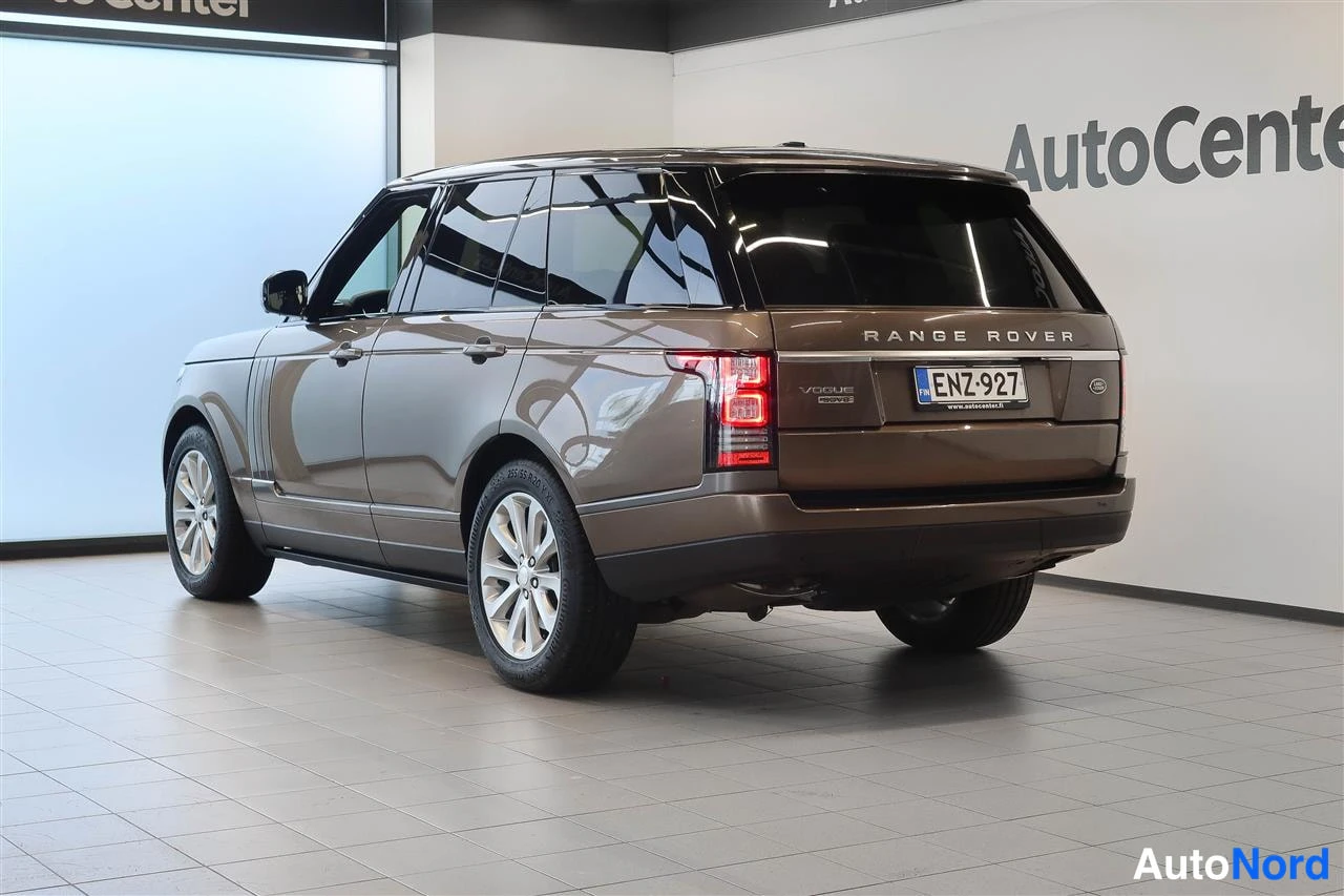 Takaviisto: Takakolmasosa ruskeahkosta Land Rover Range Roverista, rekisteritunnus.