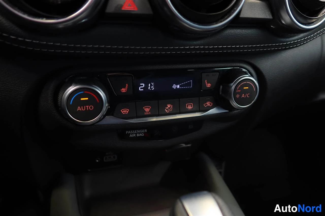 Yksityiskohta: Kaksialueinen automaatti-ilmastointi: AUTO-nappi, 21,5 °C -nätti, A/C-kytkin, tuulilasin- ja takalasinlämmitys, PASSENGER AIR BAG -merkintä.