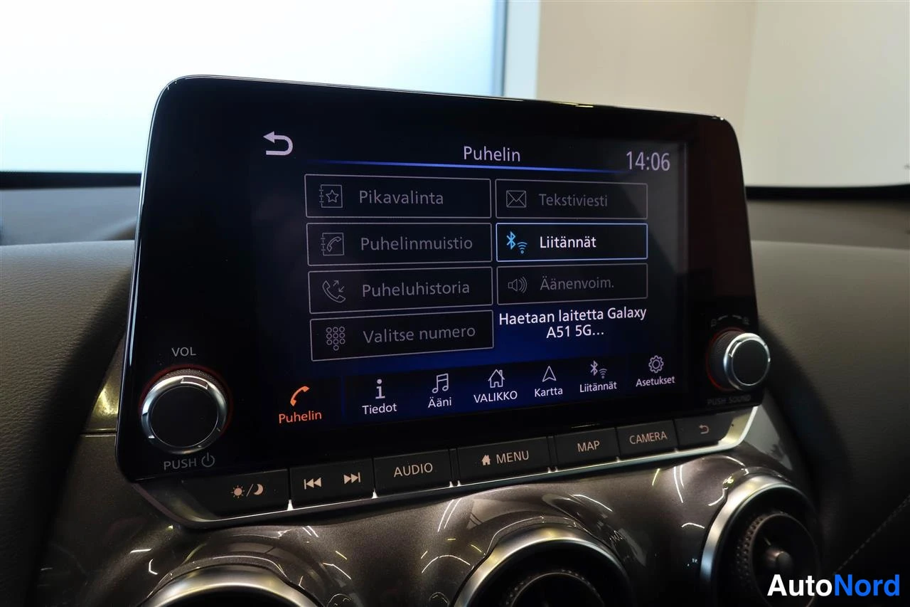 Yksityiskohta: Kojelaudan infotainment-näyttö näyttää puhelinvalikkoa tekstillä Puhelin, Pikavalinta, Tekstiviesti, Puhelinmuistio, Liitäntä, Puheluhistoria, Äänenvoim. ja Val