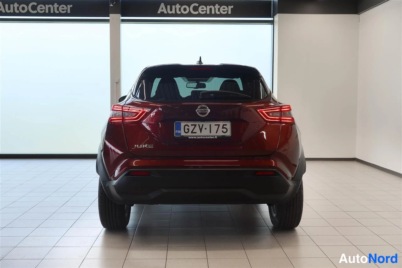 Takaa: Tummanpunaisen Nissan Juken takaosa suoraan takaa, rekisterikilpi.