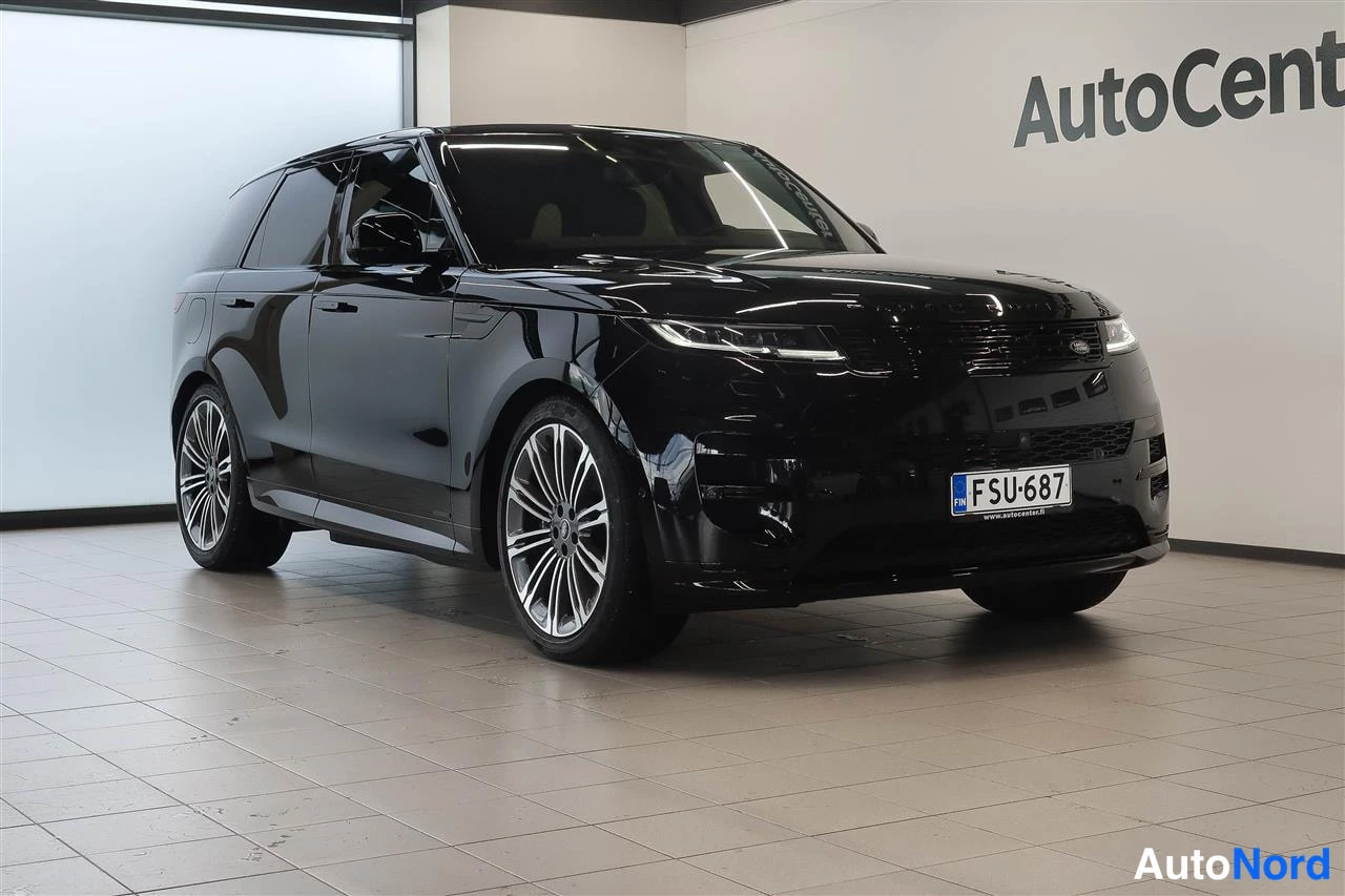 Etuviisto, nokka oikealle: Musta Land Rover Range Rover Sport -henkilöauto myyntitilassa, etukulma oikealta.
