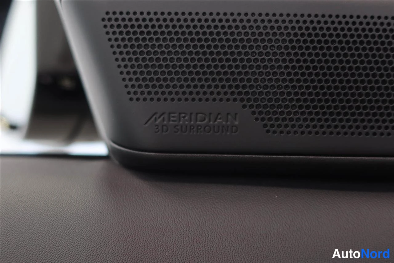 Muu: Meridian 3D Surround -kaiuttimen ääniverkko kojelaudassa lähikuvassa.
