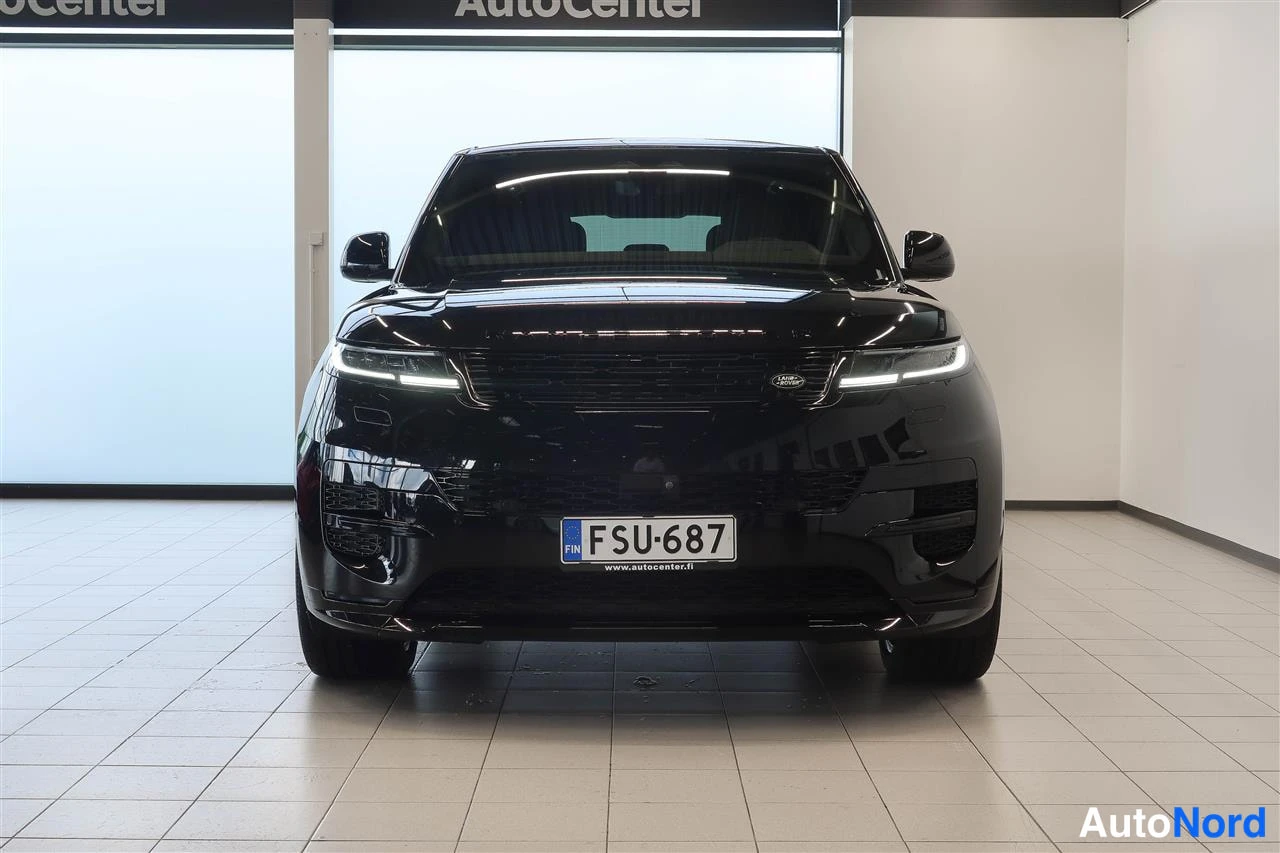 Edestä: Musta Land Rover Range Rover Sport -henkilöauto suoraan edestäpäin kuvattuna myyntitilassa.