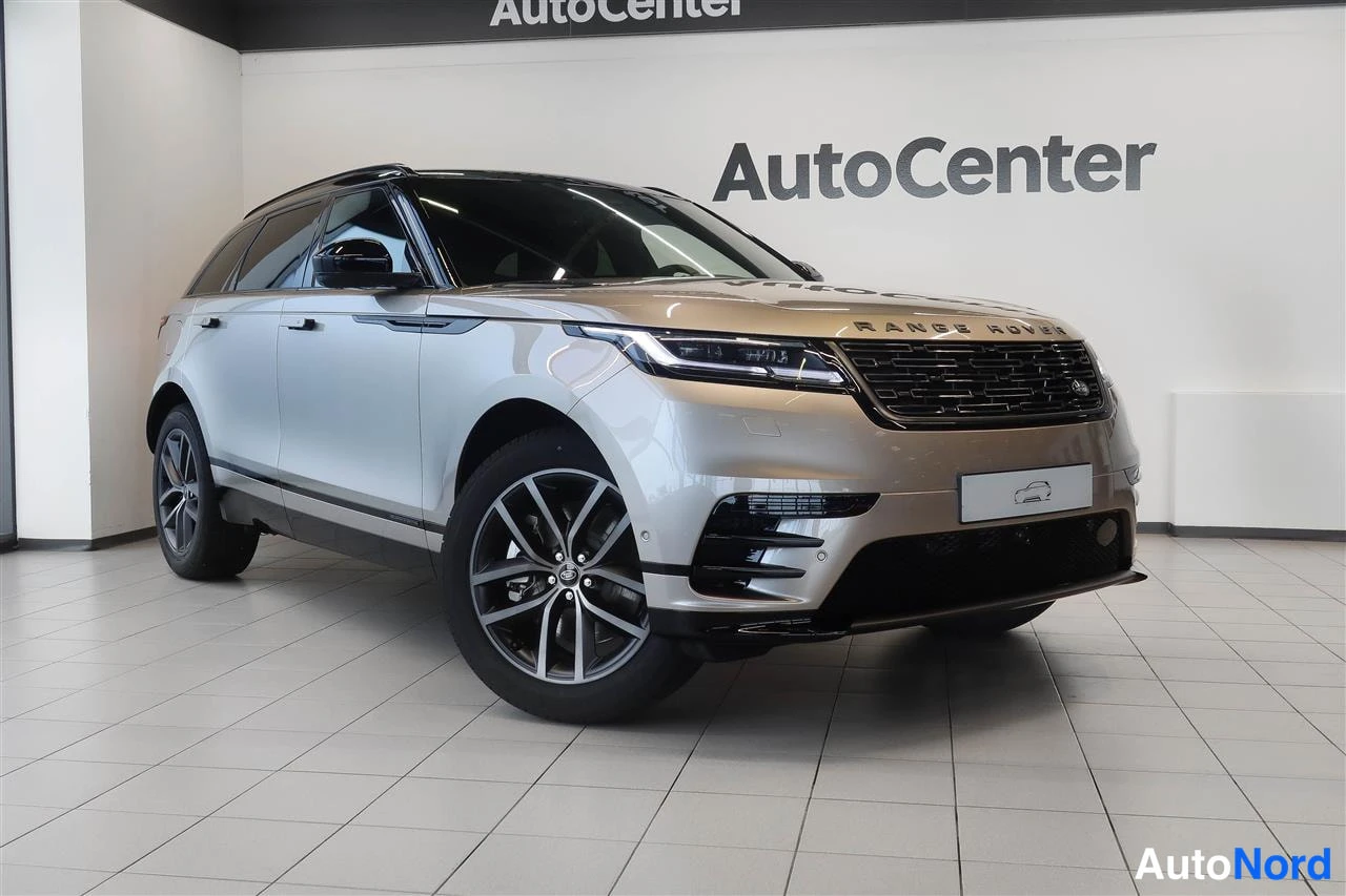 Etuviisto, nokka oikealle: Hopeanvärinen Range Rover Velar sisätiloissa, etukolmasosanäkymä oikeaan suunnattuna.