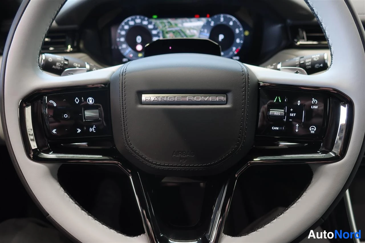 Edestä: Ohjauspyörän tarkempi kuva: 'RANGE ROVER'-merkki, AIRBAG-teksti, cruise control -napit (RES, SET, LIM) ja mittaristo taustalla.