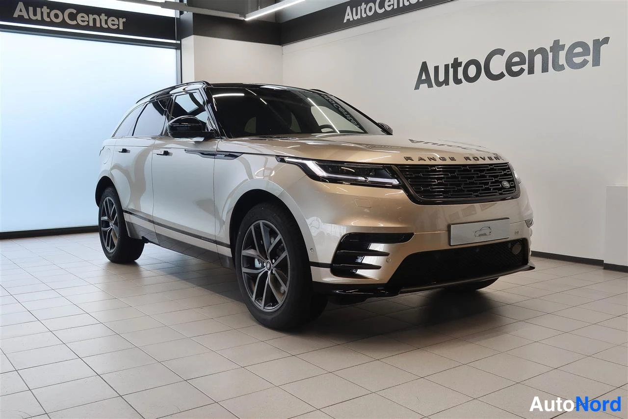 Etuviisto, nokka oikealle: Hopeanvärinen Range Rover Velar etukolmasosa oikeaan suunnattuna näyttelytilassa.