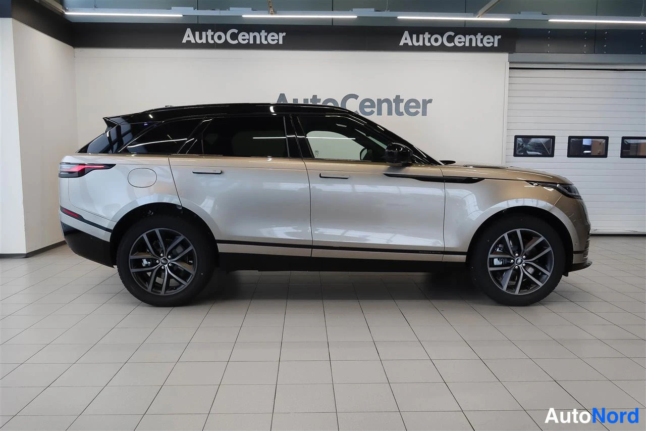 Sivulta: Range Rover Velarin sivuprofiili vasemmalta sivultayltä kuvattuna sisätiloissa.