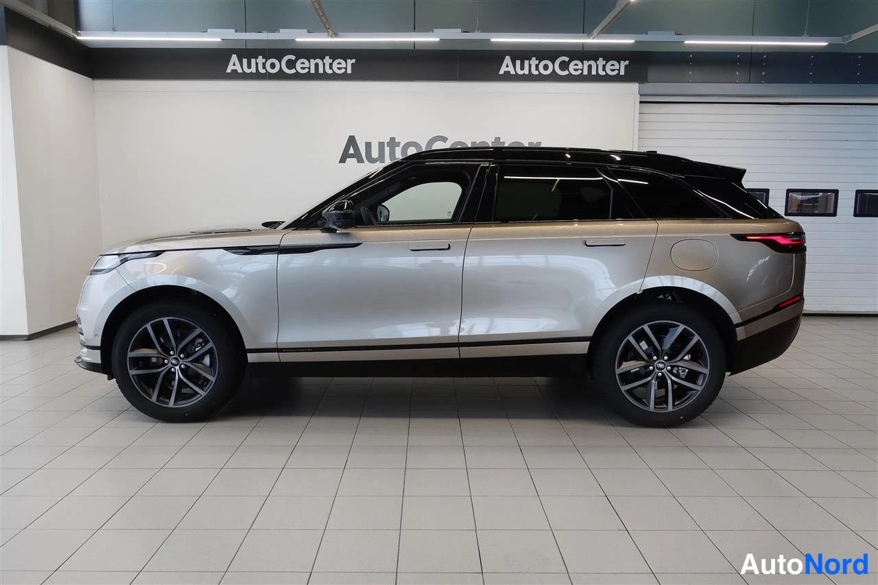 Etuviisto, nokka vasemmalle: Beige Range Rover Velar sivulta automaalissa; nokka vasemmalla, tummat vanteet ja musta katto.