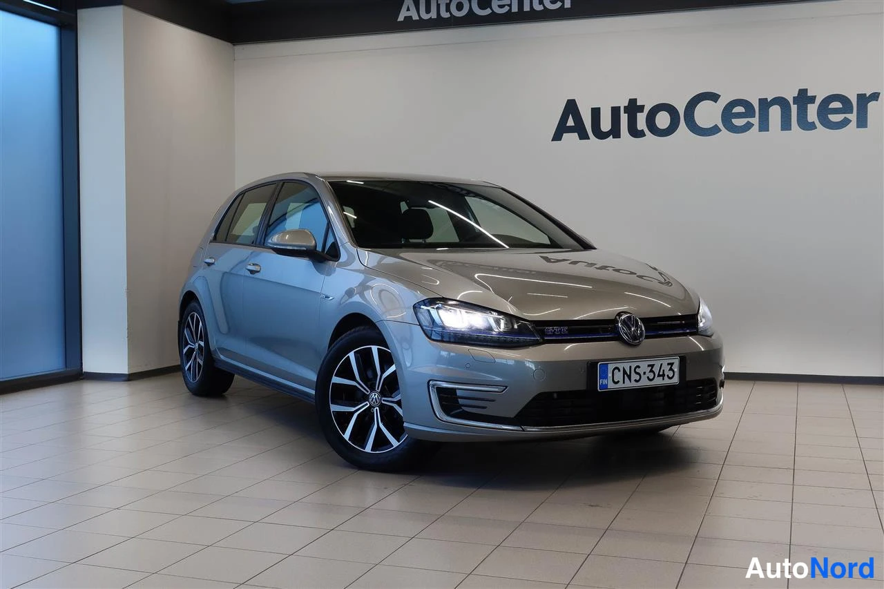 Etuviisto, nokka oikealle: Volkswagen Golf etuviistosta oikealta, hopeanharmaa korinpinta, rekisteritunnus, kuvattu AutoCenter-tilassa.