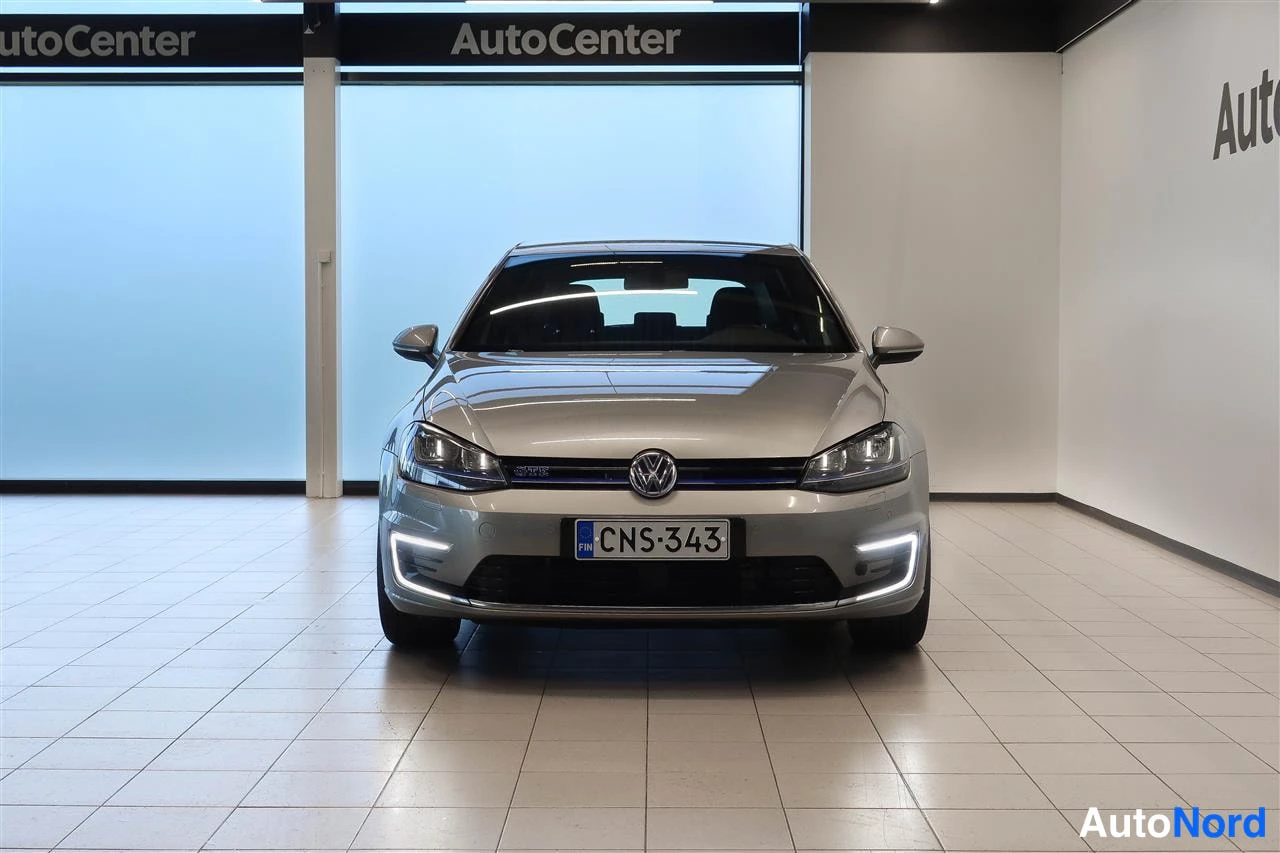 Edestä: Volkswagen Golf suoraan edestäpäin, keula, VW-merkki ja rekisteritunnus näkyvissä.