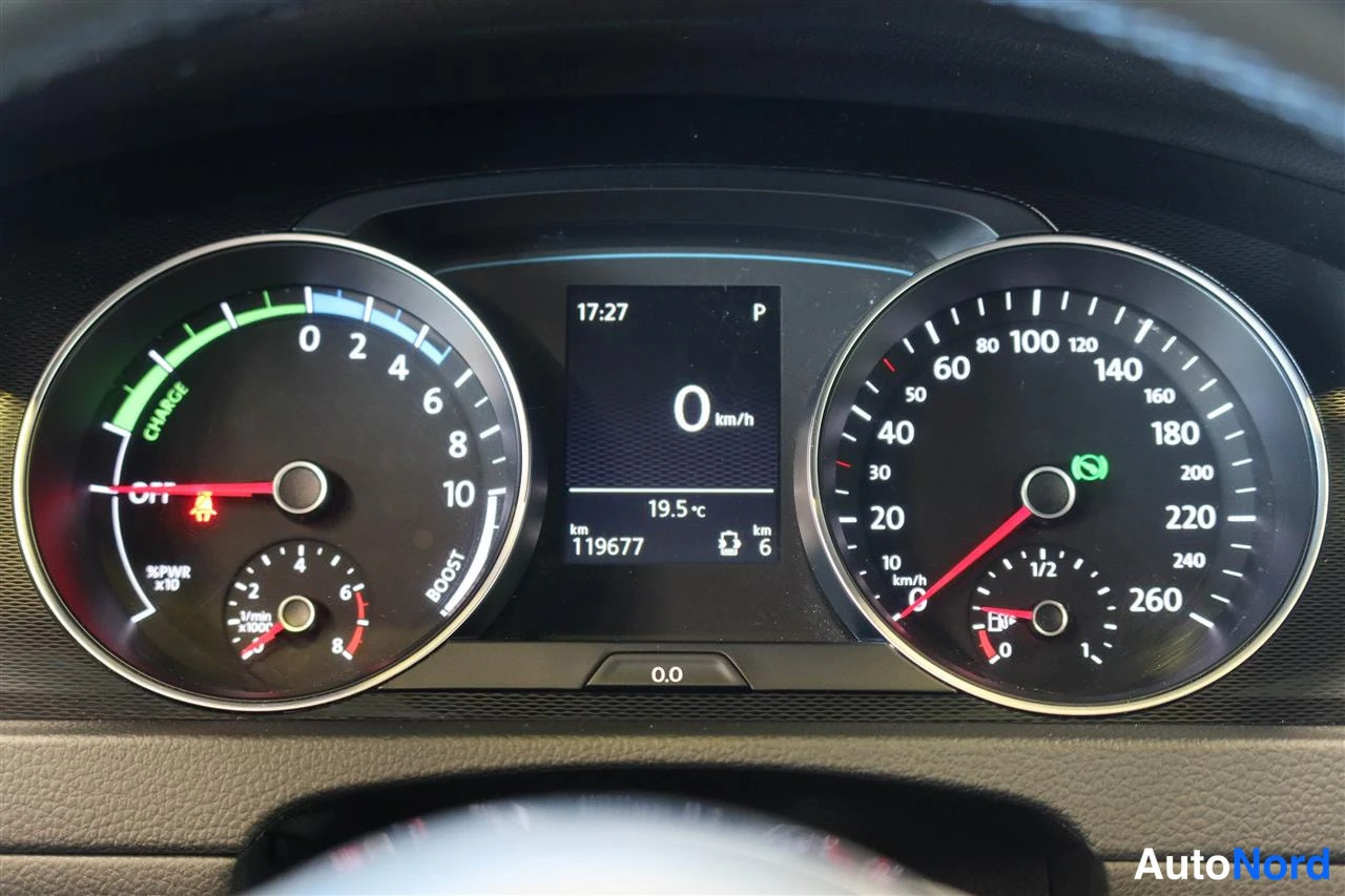 Yksityiskohta: Kojetaulun mittarit: hybridimittari, nopeusmittari ja näyttö, jolla lukemat 119677 km ja 19,5 °C.