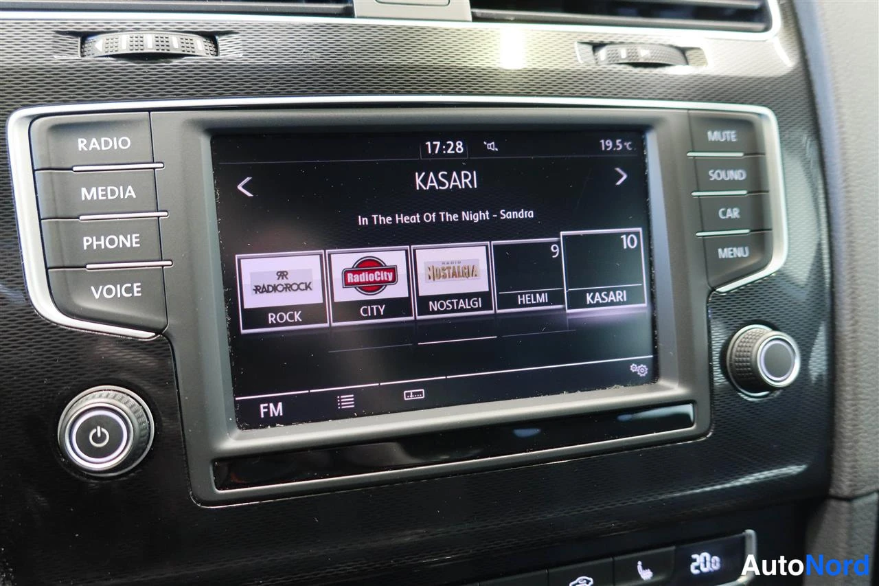 Yksityiskohta: Viihdejärjestelmän näyttö radioasemilla kuten Kasari, RadioRock ja RadioCity.
