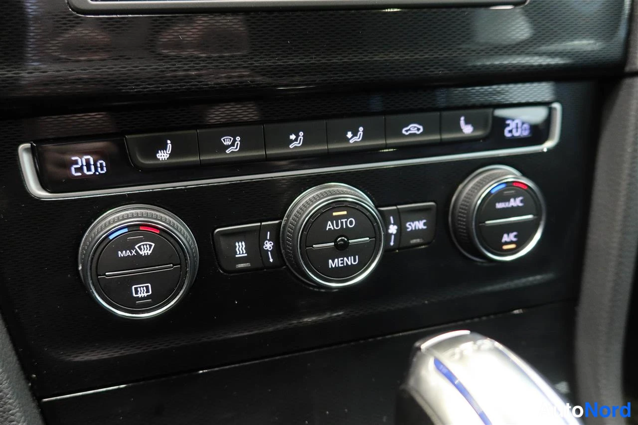 Yksityiskohta: Ilmastointipaneeli näppäimillä MAX, A/C, MAX A/C, AUTO, SYNC ja lämpötilanäytöllä 20,0.