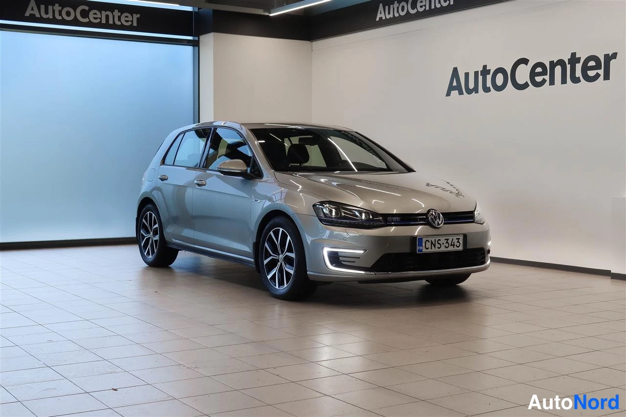 Etuviisto, nokka oikealle: Volkswagen Golf etuviistosta oikealta, hopeanharmaa korinpinta, rekisteritunnus, AutoCenter-tilassa.