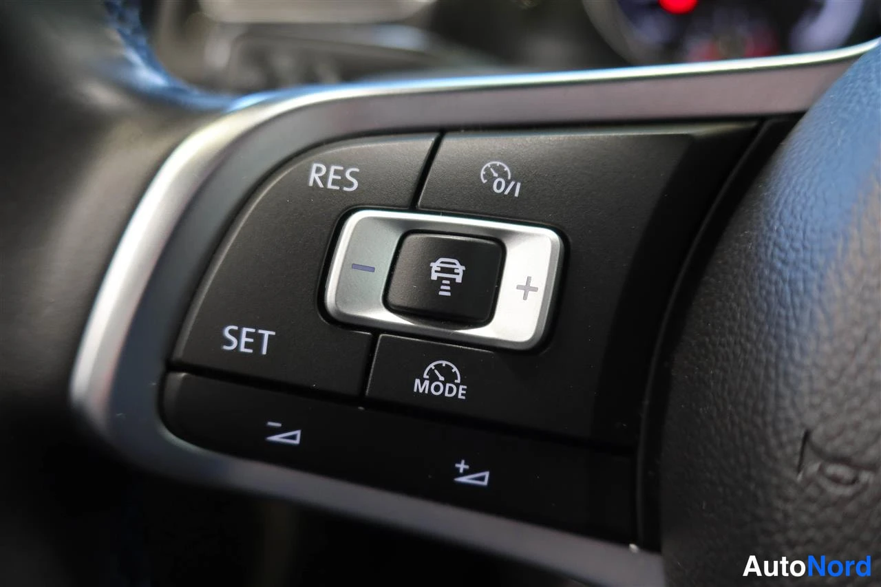 Yksityiskohta: Ohjauspyörän nappiryhmä lähikuvassa: cruise control -näppäimet RES, SET, MODE ja 0/I sekä +/− -säätö ja etäisyystunnistimen kuvake.