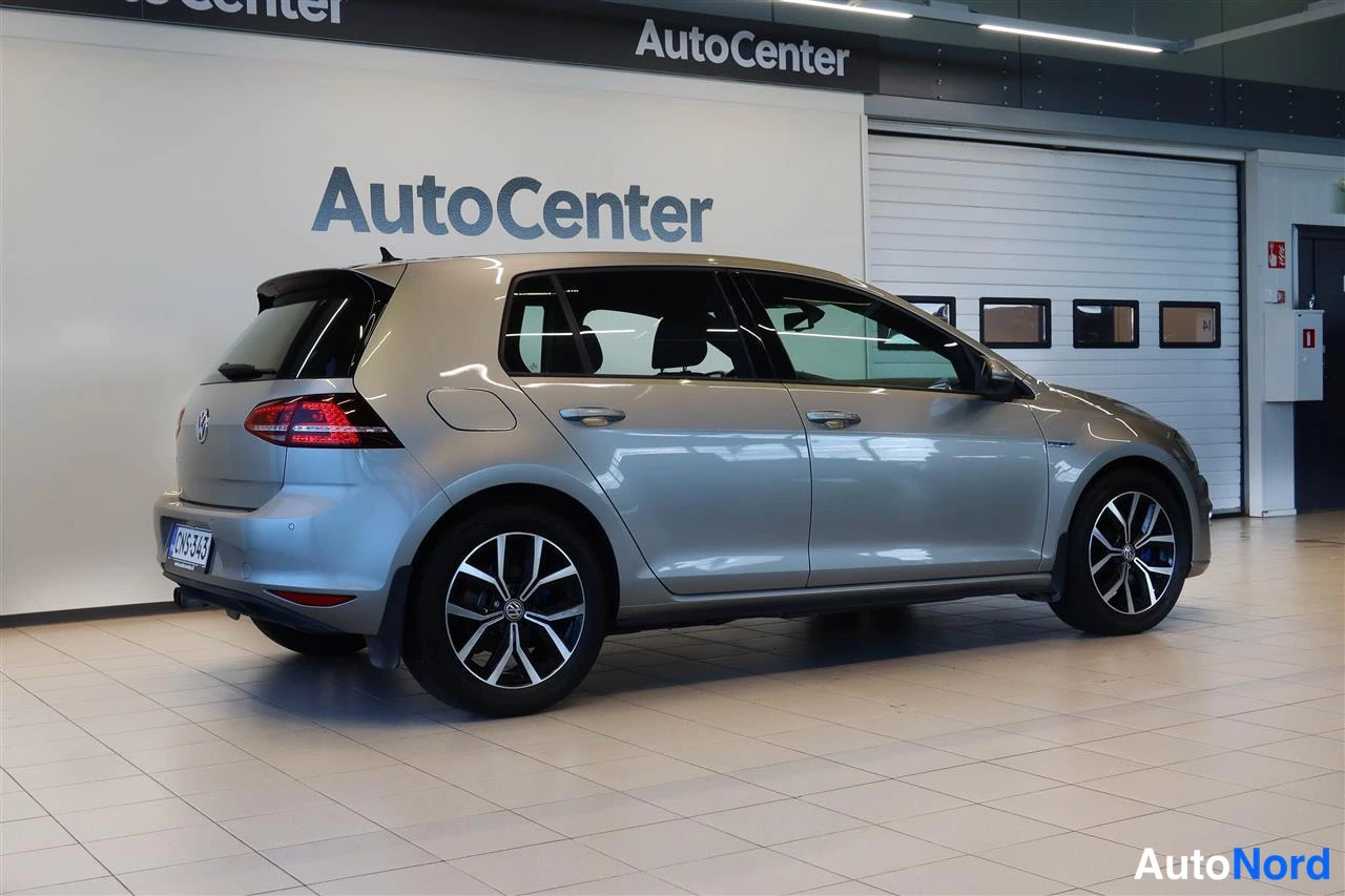 Takaviisto: Volkswagen Golf -takakulma sisätiloissa, rekisteritunnus.