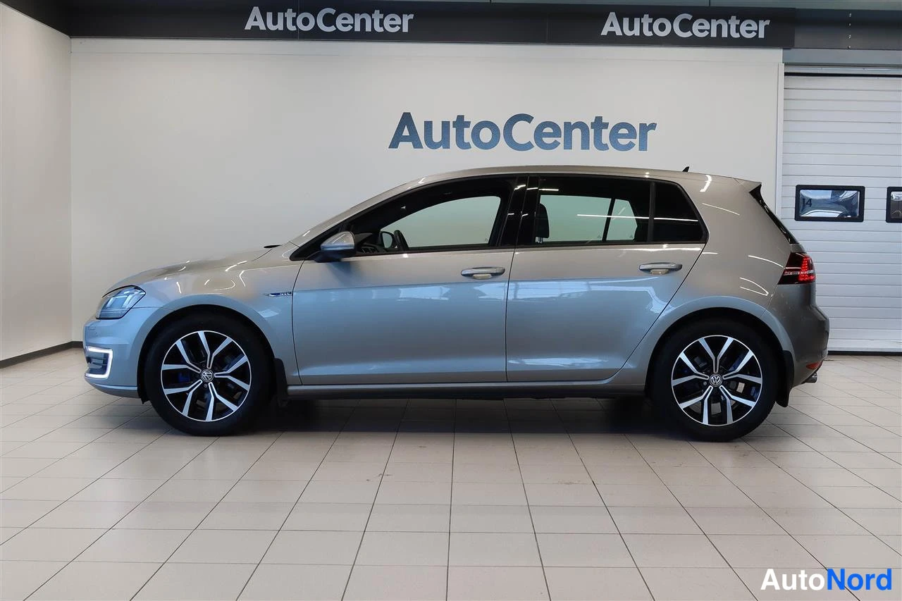 Etuviisto, nokka vasemmalle: Volkswagen Golf -sivuprofiili sisätiloissa.