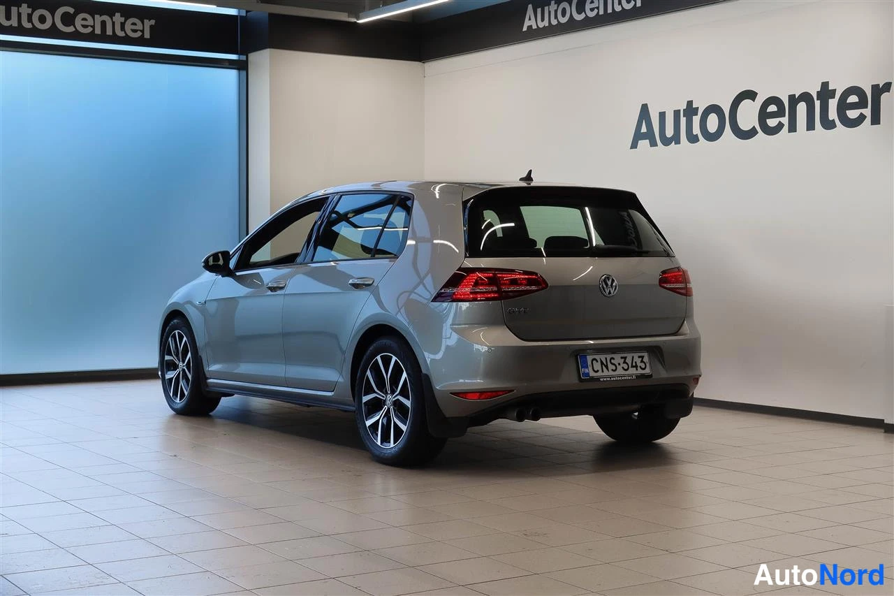 Takaviisto: Volkswagen Golf -takakulma sisätiloissa, rekisteritunnus.