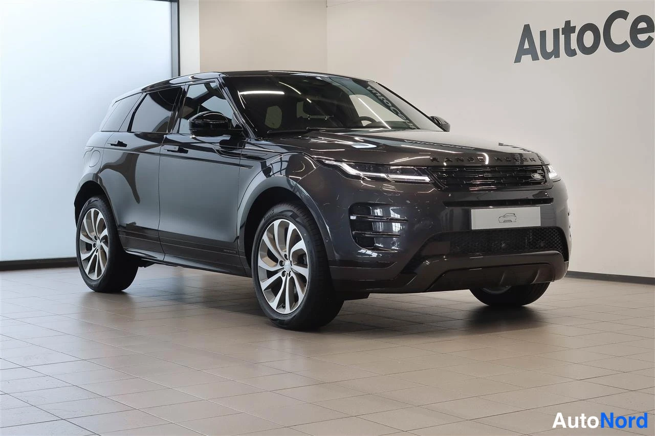 Etuviisto, nokka oikealle: Mustanharmaa Range Rover Evoque etukulmakuva oikealta sisätiloissa.