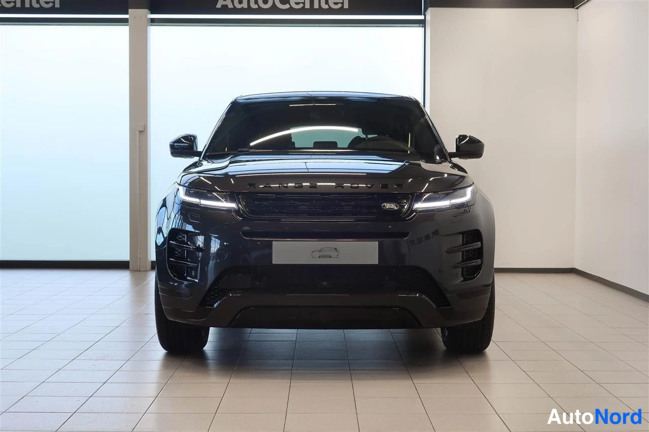 Edestä: Mustanharmaa Range Rover Evoque suoraan edestä kuvattuna.