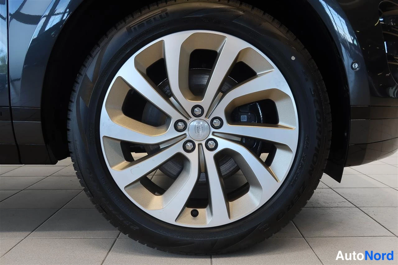 Yksityiskohta: Lähikuva auton pyörästä: hopea monisakarainen alumiinivanne, Pirelli Scorpion -rengas ja jarrulevy näkyvissä.