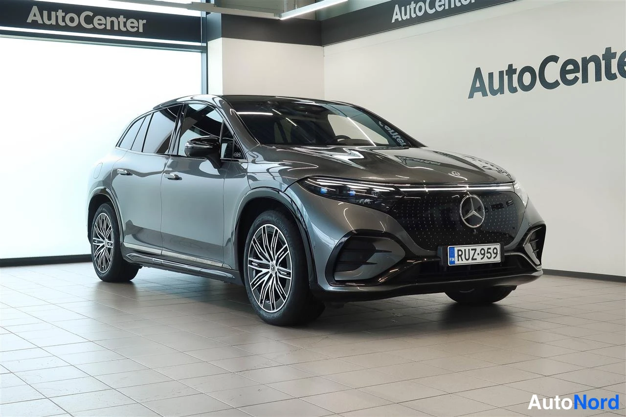 Etuviisto, nokka vasemmalle: Mercedes-Benz EQS SUV, kuvakulma edestä vasemmalta sisätiloissa, tummanharmaa; rekisteri näkyvissä.
