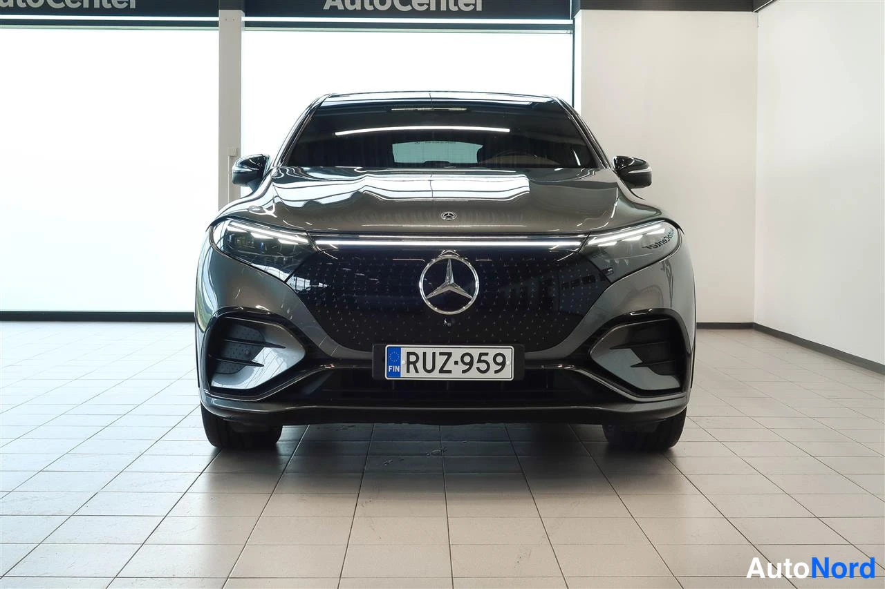 Edestä: Mercedes-Benz EQS SUV, suora etänäkyymä, tummanharmaa; rekisteri näkyvissä.