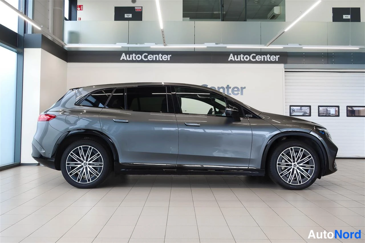 Sivulta: Mercedes-Benz EQS SUV, sivunäkyymä vasemmalta, tummanharmaa; kevytmetallivanteet näkyvissä.