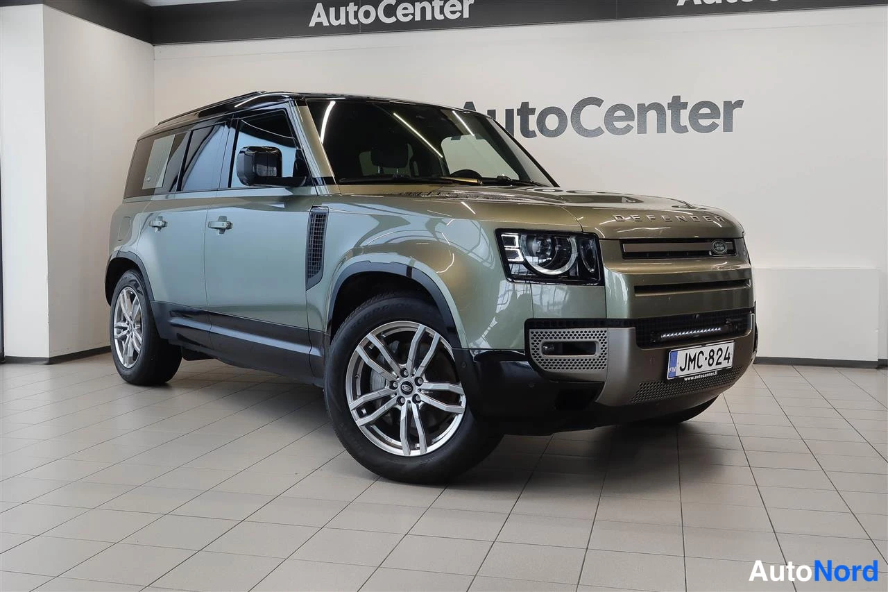 Etuviisto, nokka oikealle: Land Rover Defender oliivinvihreä etukulmasta oikealta, AutoCenter-tilassa