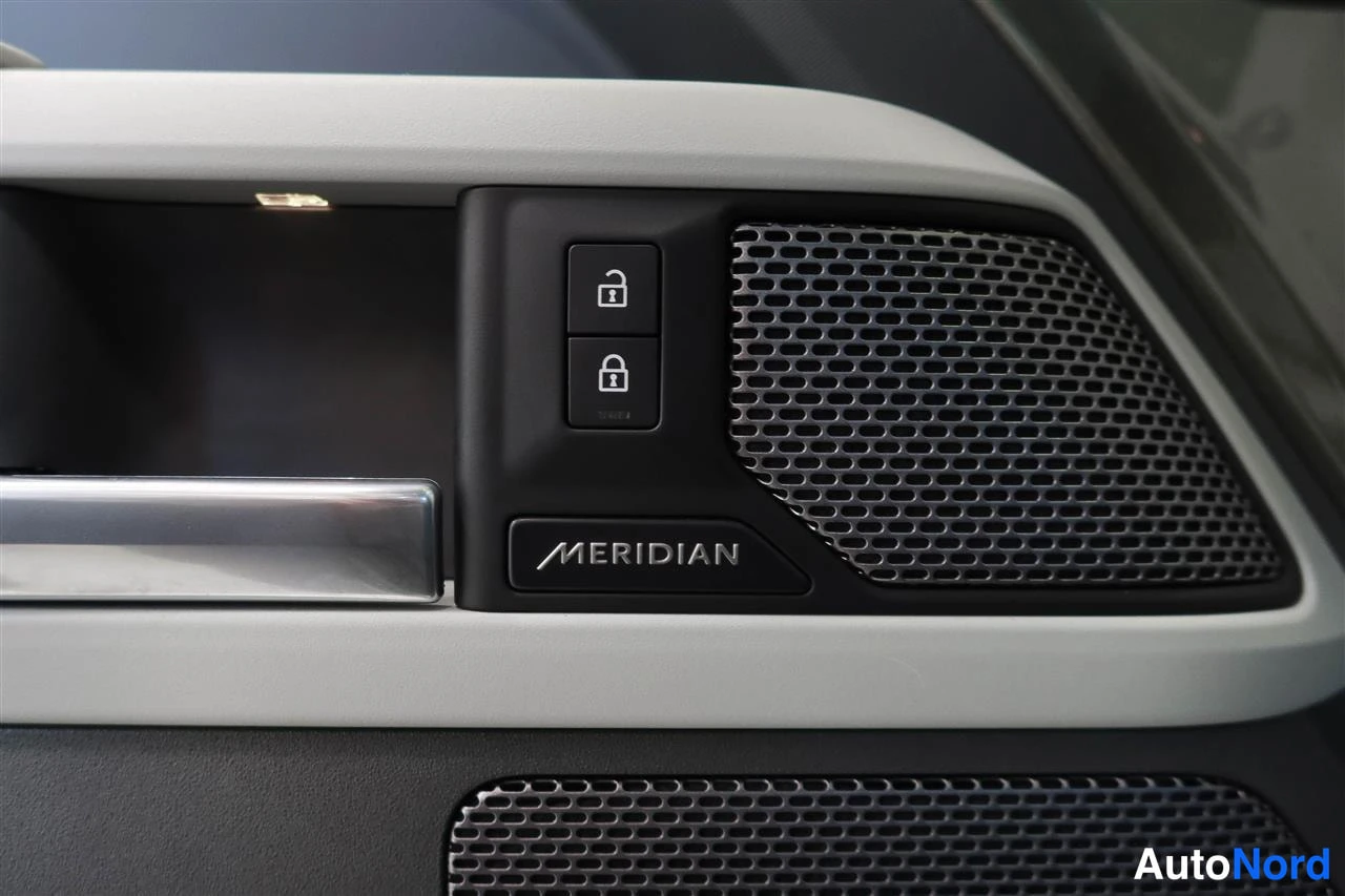 Muu: Oven sisäpaneelin osa, jossa lukituksen avaamis- ja sulkemisnapit, kaiuttimen verkko ja logo MERIDIAN.