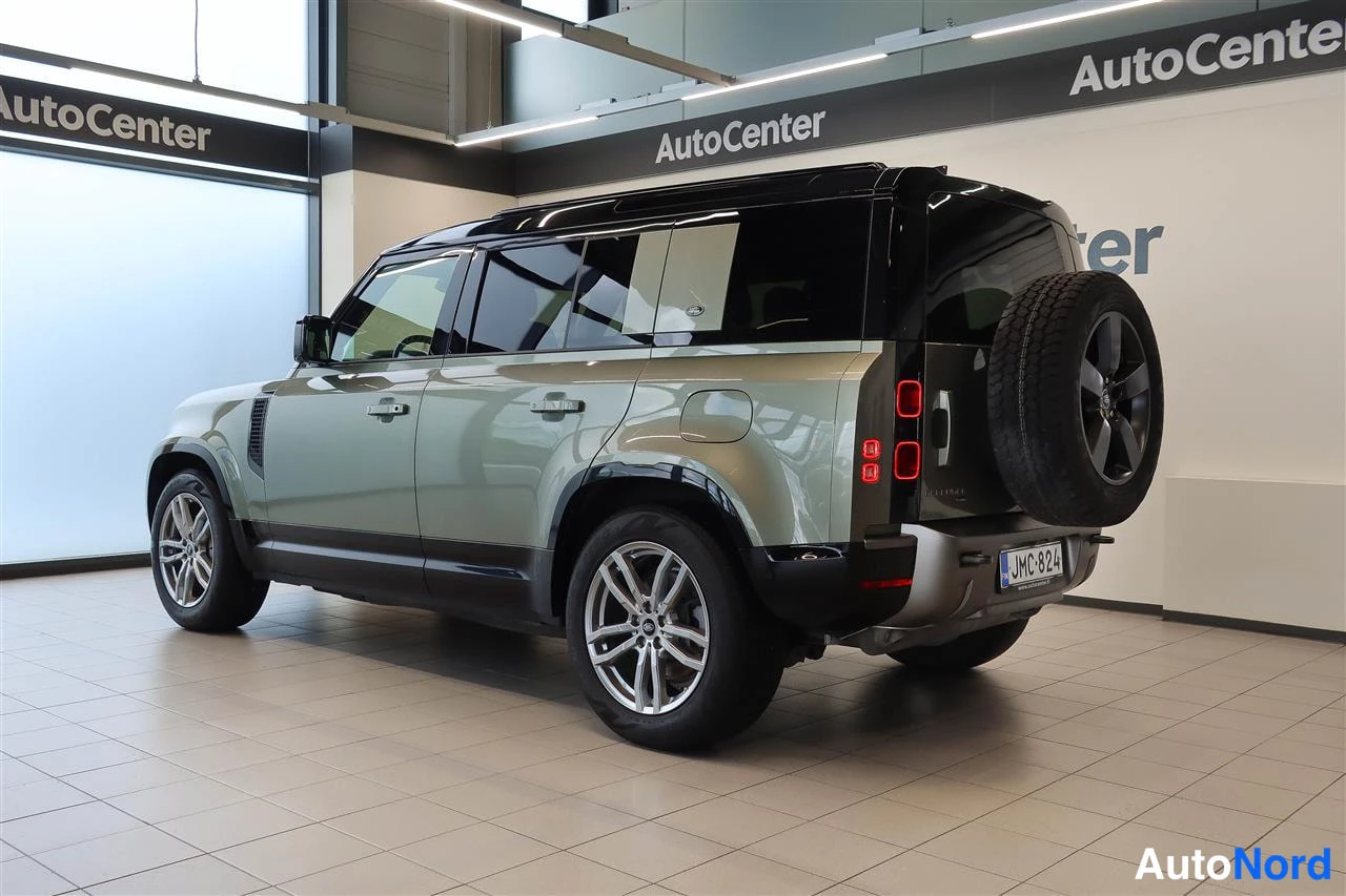 Takaviisto: Land Rover Defender 2022 taka-lateraalista, rekisteritunnus JMC 824, harmaa-vihreä koriväri.