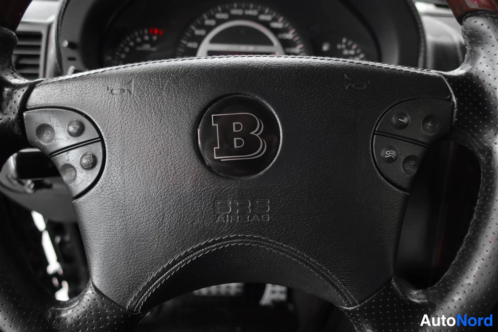 Muu: Ohjauspyörä Keskellä B-logo ja kirjainlyönti SRS AIRBAG