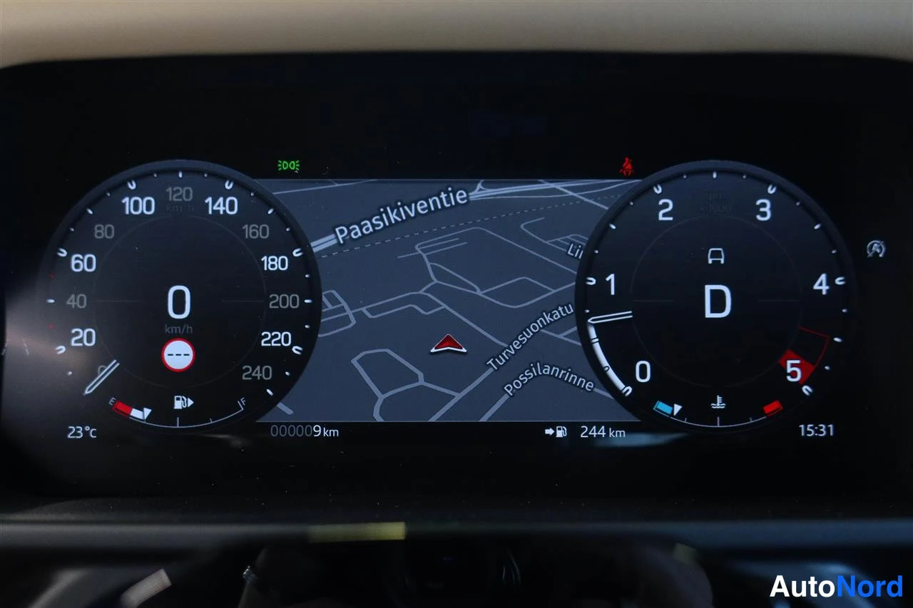 Muu: Auto näyttää, että polkimet eivät ole painettu; kojelaudan lukemat: 23°C, nopeus 0 km/h, ajoneuvon tila D, ajokilometrit 9 km, ulkolämpötila 23°C, kellonaika 15