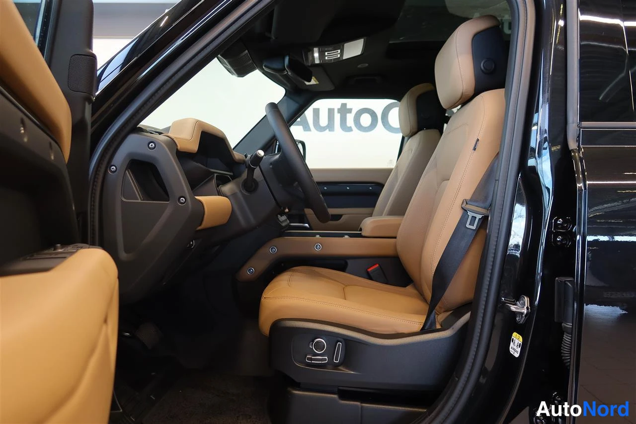 Muu: Land Rover Defenderin etummat istuimet ja matkustamossa: kameliavärinen (tumman beige) nahkapäällystetty istuin, tumma kojelauta, sivuille suunnatut ilmanvaihto