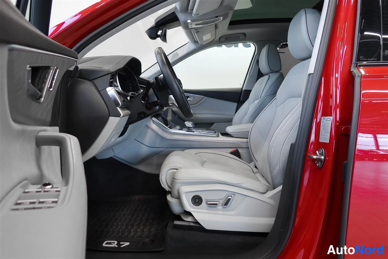 Muu: Audi Q7:n etuistuin ja ohjaamo vasemmasta takaovasta kuvattuna; harmaat istuimet, korkeussäädetävä istuin ja panoraamakatto.