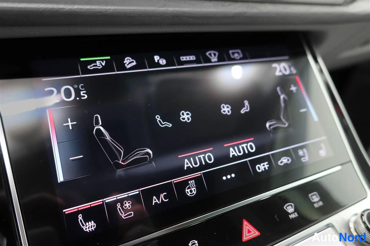 Yksityiskohta: Audi Q7:n kosketusnäytön ilmastoinnin säädöt: molempien etuistuinten lämpötila-asetukset 20,5 astetta, AUTO-toiminto, A/C ja istuinlämmityskuvakkeet.