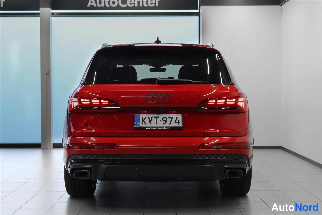 Takaa: Audi Q7:n takanäky: punainen korikone,奥迪-merkki, vaaleat takavalot, rekisteritunnus ja musta takapuskuri kaksoispaakuputkella.