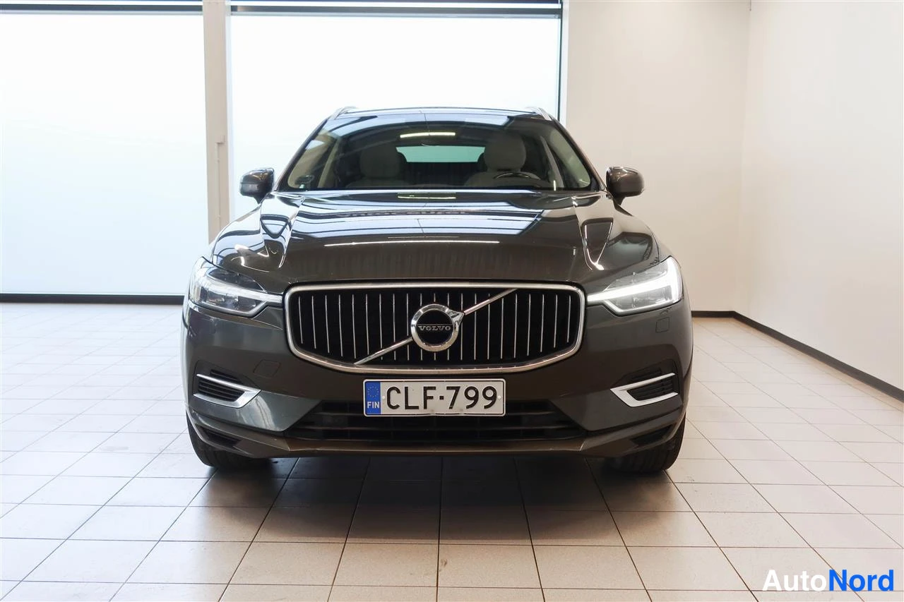 Edestä: Volvo XC60 -auton etunäkymä suoraan edestä, rekisteritunnus näkyy etupuskurissa.