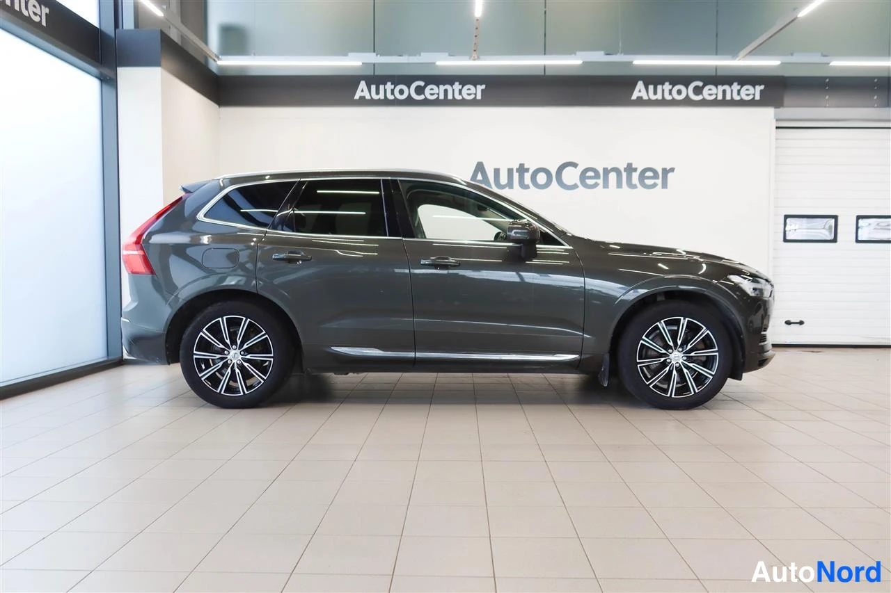 Sivulta: Volvo XC60 -auton sivuprofiili vasemmalta katsottuna AutoCenter-hallissa.