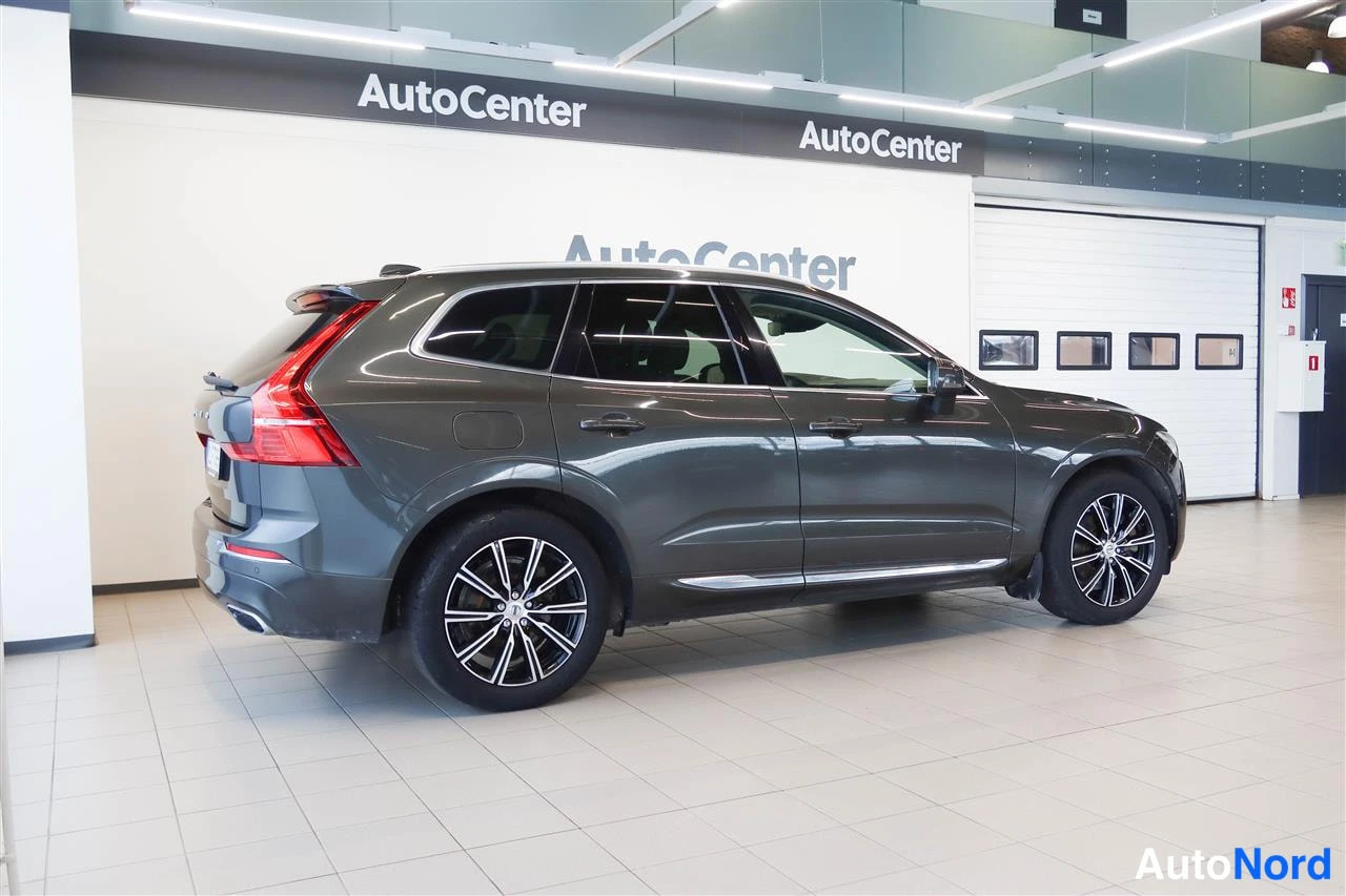 Takaviisto: Volvo XC60 -auton takaosa ja vasen kylki näkyvät AutoCenter-hallissa.