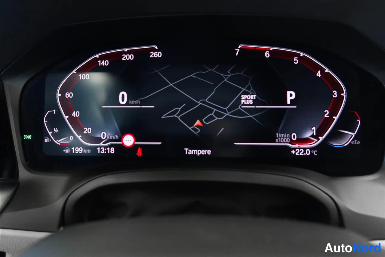 Muu: Digitaalinen mittaristo näyttää nopeuden 0 km/h, vaihteen P, ajotilan SPORT PLUS, ulkolämpötilan +22,0 °C ja tekstin Tampere.