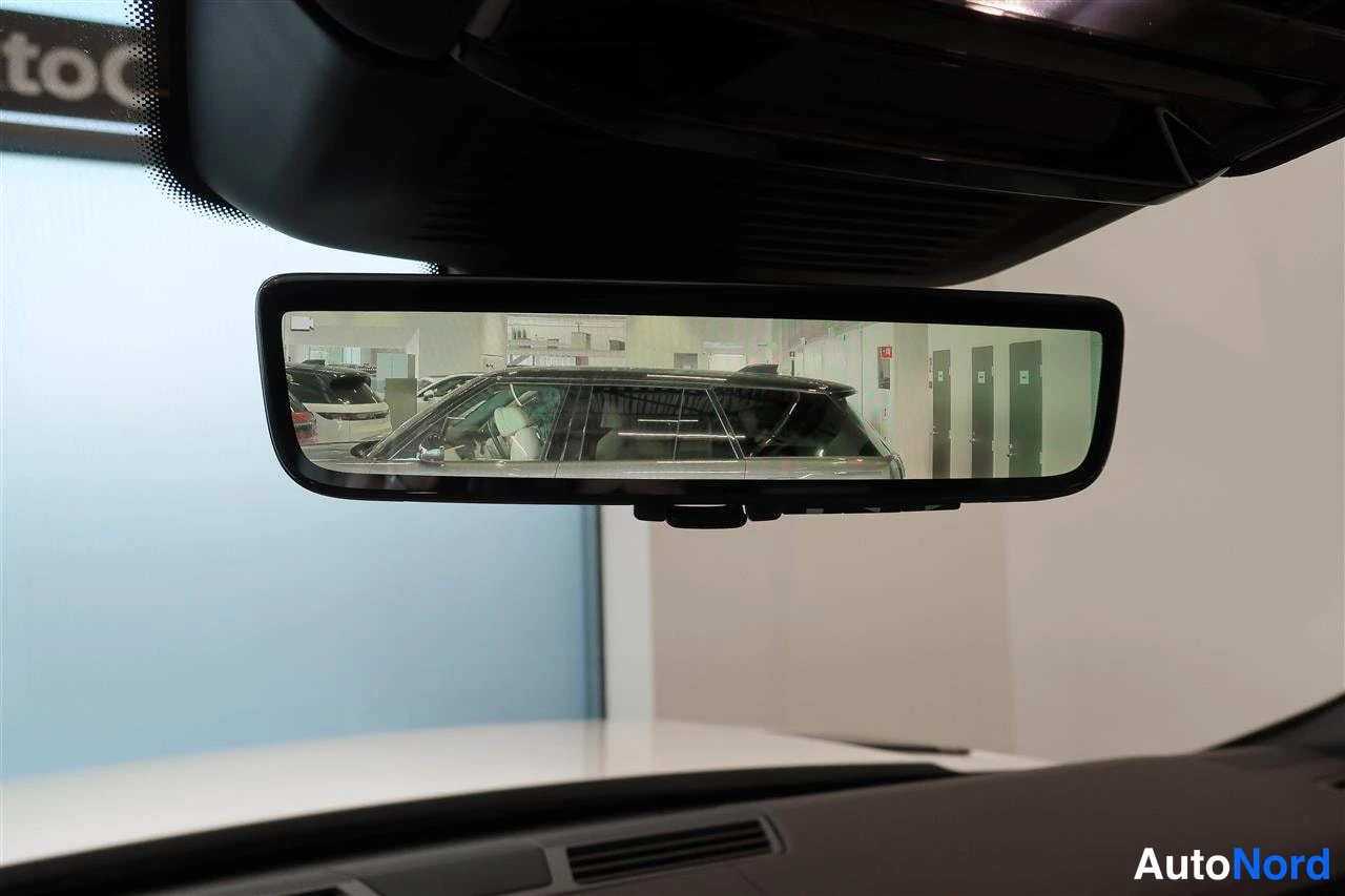 Muu: Sisäpeili heijastaa autotallin ja muiden autojen taakse.