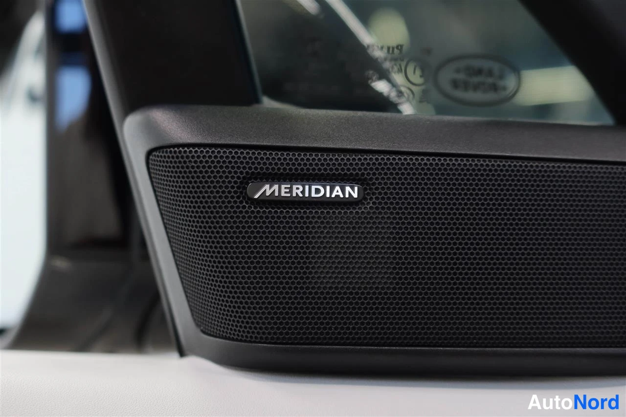 Muu: Takana uuninmuotoinen Meridian-merkkinen dashboard.