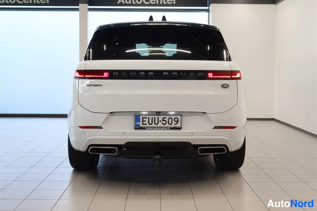 Takaa: Valkoinen Land Rover Range Rover Sport takaa kuvattuna, rekisteritunnus.